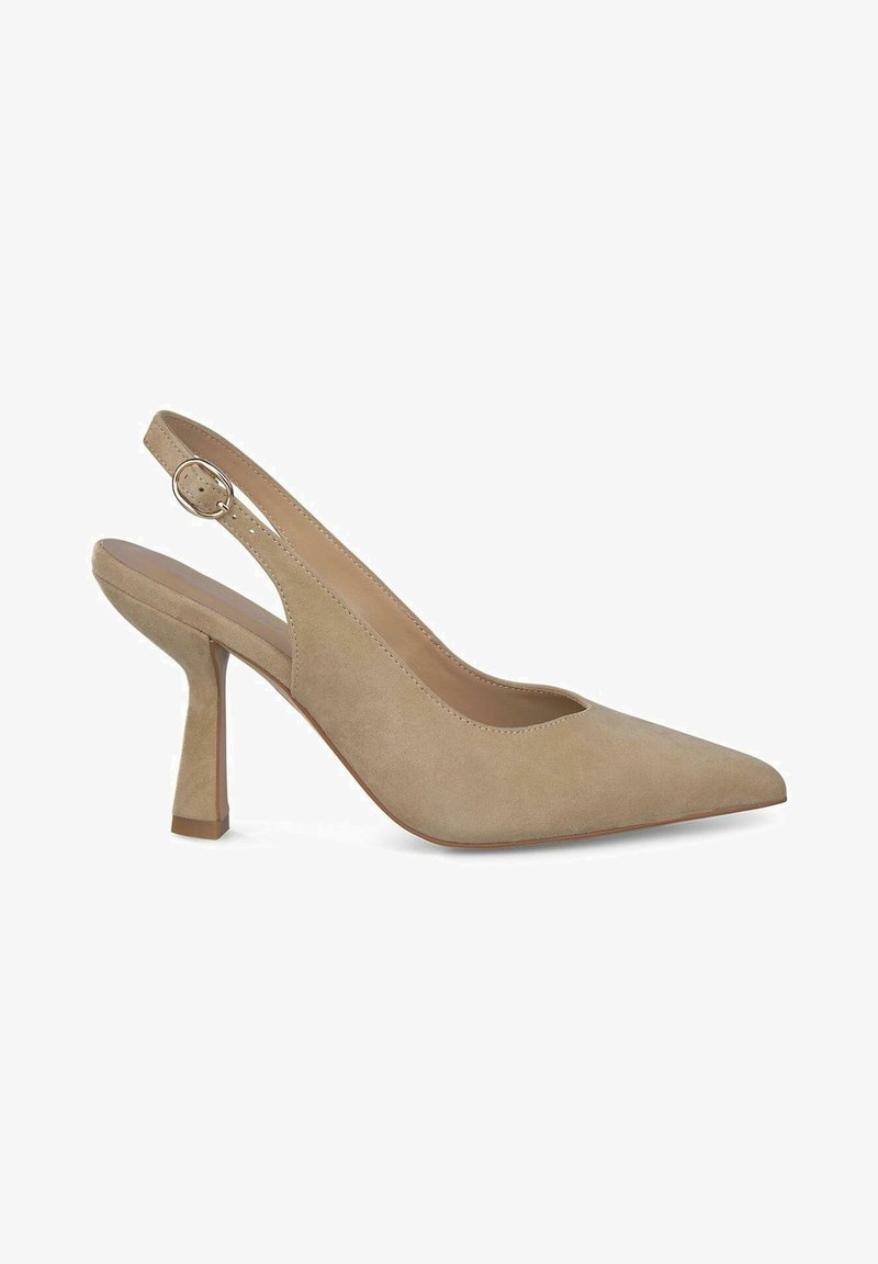 Tacco slingback in suede beige con punta affusolata e tacco a blocco di altezza media. Fascia regolabile con una fibbia rotonda argentata. Texture liscia.