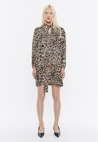 Bimba Y Lola LEOPARD - Vestido informal - leopard beige