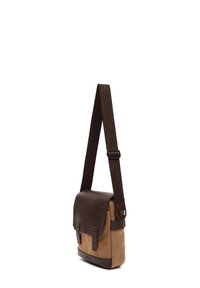 Bolso cruzado de cuero marrón y lona color beige con una correa ajustable, que presenta una solapa con dos hebillas y una superficie texturizada.