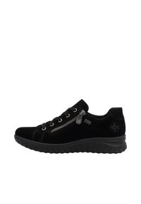 Schwarze Wildleder-Sneaker mit Schnürung, metallic Reißverschlussdetail, strukturiertem Gummisohle und Logo-Akzent an der Seite.