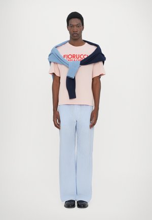 MEN CASH CARRY PRINT BOXY FIT UNISEX - Print T-shirt - baby pink