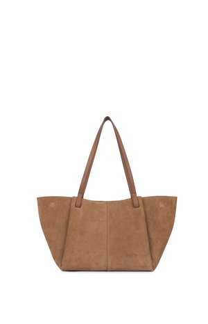 Borsa tote in camoscio marrone chiaro con due manici lunghi in pelle e forma trapezoidale ampia, su sfondo bianco.