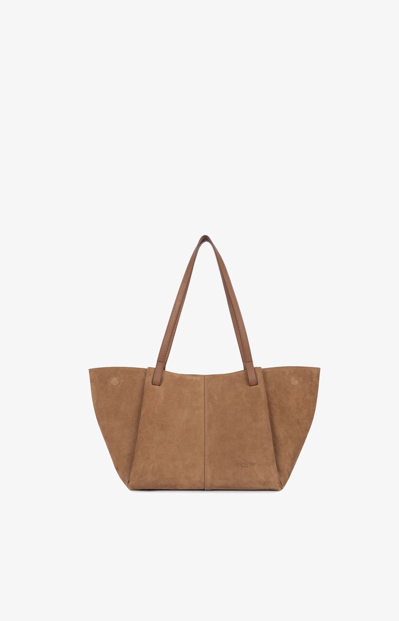 Sac fourre-tout en daim marron clair avec deux longues poignées en cuir et une forme trapézoïdale large, sur fond blanc.