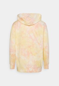 Hoodie met lange mouwen in een pastelgele en perzikkleurige tie-dye-patroon, weergegeven van achteren op een witte achtergrond.