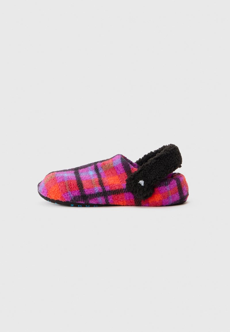 Pantofole in peluche con motivo a quadri viola, rosa e arancione, dotate di una fascia regolabile nera in peluche sul tallone.