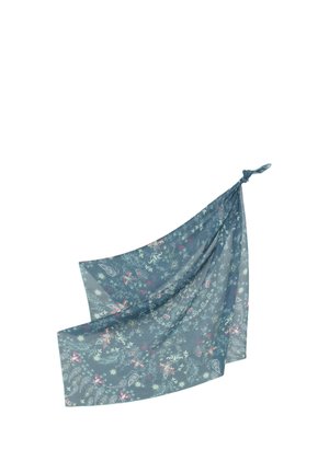 Écharpe bleue avec un motif floral et cachemire nouée en un nœud à un coin, drapée sur un fond blanc.