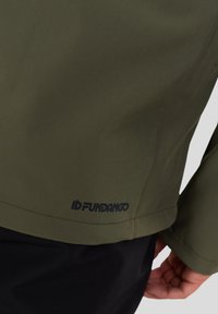 Olivengrøn jakke med glat tekstur, prydet med et sort "ID FUNDANGO" logo nederst. Simpelt design og tætsiddende pasform.