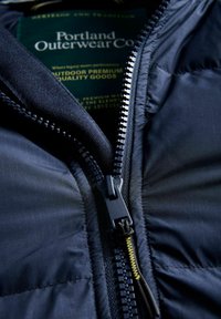 Námořnická zateplená bunda s předním zipem, s texturovaným povrchem a zelenou vnitřní štítkou od Portland Outerwear Co.