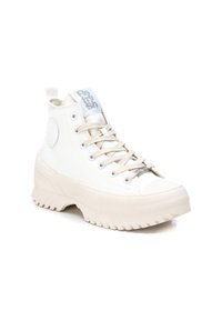 Zapatillas altas blancas con una suela de goma texturizada, punta redonda, cierre de cordones y un acento de logo en la lengüeta y el costado.