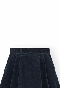 Tumesinise sametist seelik volditud disainiga, millel on lame vöökoht ja peidetud küljetaskud. Sile tekstuur ja rikkalik värv.