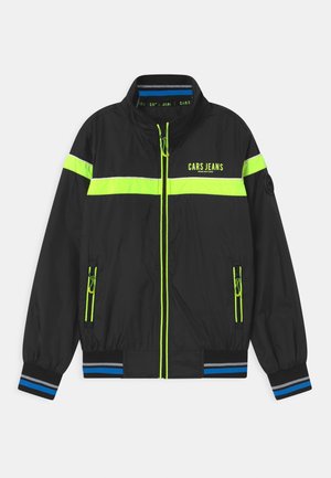 Giacca nera con zip, banda orizzontale giallo neon, logo frontale "CARS JEANS", tasche con zip e polsini e orlo a righe blu-grigie.