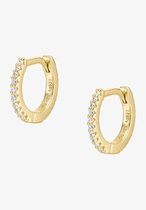 Gouden creolen met een gladde oppervlakte en een rij sprankelende heldere stenen langs één rand. Elegante ronde vorm met fijne details.