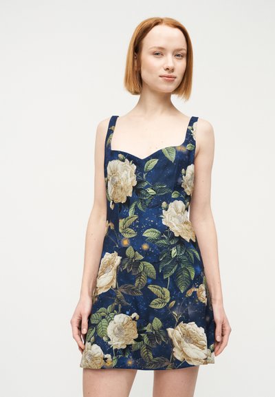 Bloemen mini-jurk met een aansluitend lijfje, vierkante halslijn en dunne bandjes. Heeft een marineblauwe achtergrond met grote roomkleurige rozen en groene bladeren.