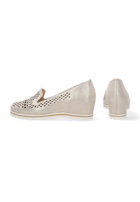 Beige slip-on boty s perforovaným designem, kulatou špičkou a klínovým podpatkem. Hladký kožený povrch s bílou gumovou podrážkou a texturovanými akcenty.