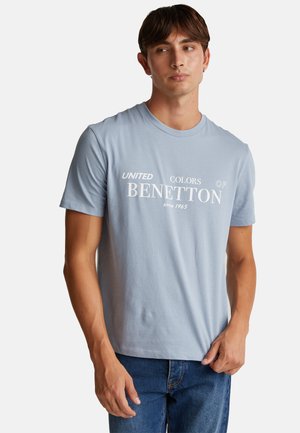 Světle modré bavlněné tričko s bílým potiskem textu "UNITED COLORS OF BENETTON since 1965" v různých velikostech písma. Krátké rukávy, kulatý výstřih.