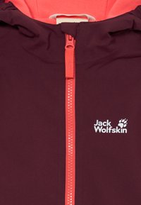 Giacca softshell bordeaux con cerniera e interno rosa acceso. Presenta il logo Jack Wolfskin in bianco sulla parte sinistra del petto.