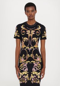 Rochie neagră cu modele florale colorate în roz și galben, confecționată dintr-un material elastic, cu gât rotund și mâneci scurte.