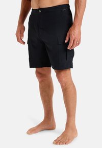 Čierne cargo šortky vyrobené z ľahkého materiálu, so bočnými vreckami, zapínaním na gombík a voľným strihom, končiace nad kolenom.