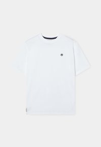 Camiseta de algodón blanca con cuello redondo, mangas cortas y un pequeño logotipo negro en el lado izquierdo del pecho. Textura suave, diseño casual.