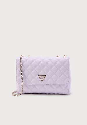 Lavendelfarbene gesteppte Handtasche mit Klappenverschluss, silberner Kette und einer dreieckigen Guess-Logo-Plakette auf der Vorderseite.