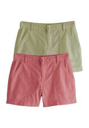 Zwei Paare legere Shorts mit Fronttaschen und Kordelbund, eines in Hellgrün und eines in gedämpftem Pink.