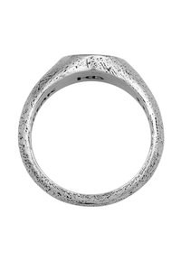 Silverring med en texturerad, lätt böjd design. Har en polerad yta och oregelbundet ytdetaljering, vilket ger ett unikt utseende.