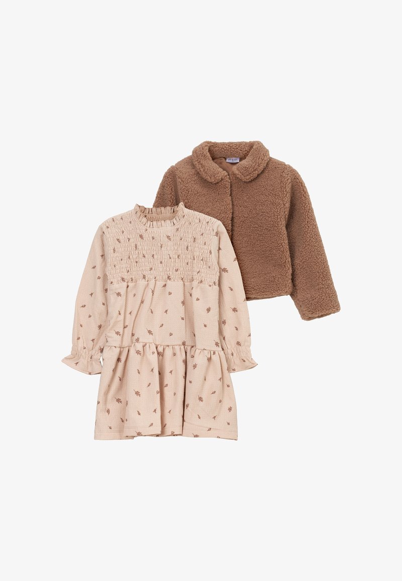 Twee-delige outfit bestaande uit een beige jurk met bloemenprint en smocking en een bruine fleece jas met een ronde kraag.