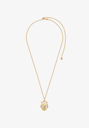 Zlata verižica z ovalnim medaljonom, na katerem je vrezano modro črko "B" in majhne dekorativne zvezdice.