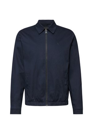 Granatowa męska kurtka z pełnym zamkiem z przodu, kołnierzem, elastycznym dołem i subtelnym logo na lewej piersi.