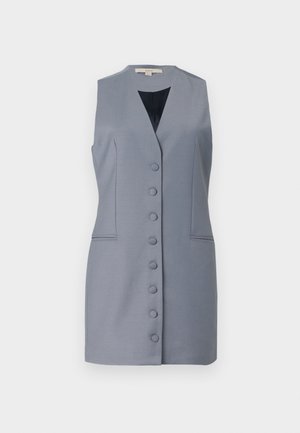 Robe sans manches gris avec un décolleté en V, présentant une fermeture à boutons, des poches latérales et une coupe cintrée. Fabriquée dans un tissu lisse avec une texture subtile.