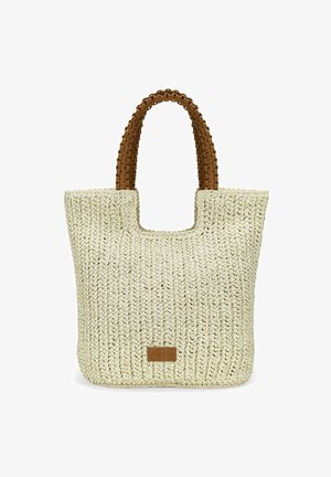 Bolso de tote tejido en color crema con un acabado texturizado. Mangas trenzadas en marrón y una pequeña etiqueta de cuero como acento. Forma cuadrada, diseño sin tapa.