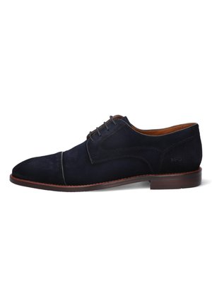Marineblauwe suede oxford schoen met een gestikte moc toe, vetersluiting, bruine leren voering en een contrasterende bruine zool.