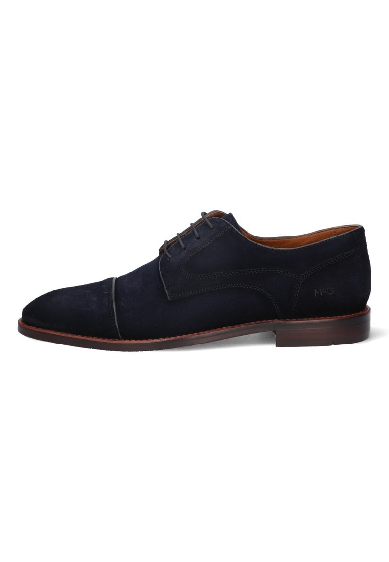 Chaussure oxford en daim bleu marine avec un bout mocassins cousu, un design à lacets, une doublure en cuir brun et une semelle contrastante marron.