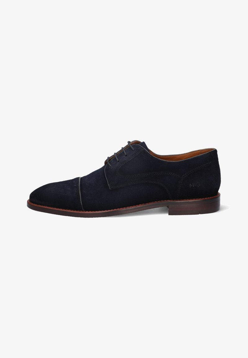 Chaussure oxford en daim bleu marine avec un bout mocassins cousu, un design à lacets, une doublure en cuir brun et une semelle contrastante marron.