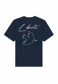 Jūras spēku kokvilnas t-krekls ar balti izklāstītu balodi un vārdu "Liberté" kursīvā uz aizmugures. Īsās piedurknes un apaļais kakls.