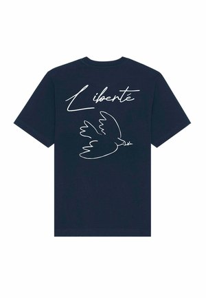 Marineblå bomulds t-shirt med en hvid kontureret due og ordet "Liberté" skrevet med kursiv på ryggen. Kortærmet og design med rund hals.