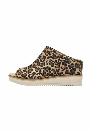 Leren wedge sandaal met luipaardprint, open teen, zacht suède materiaal, beige plateauzool en een gestructureerde buitenzool voor grip.