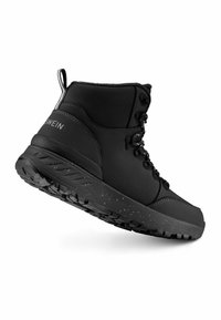 Czarne buty trekkingowe z gładką syntetyczną cholewką, wzmocnionym systemem sznurowania oraz teksturowaną gumową podeszwą z wzorami zapewniającymi przyczepność.