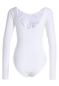 Body bianco a maniche lunghe con scollatura a barca, caratterizzato da una texture liscia e un design con schiena bassa. Stile minimalista senza motivi né dettagli.