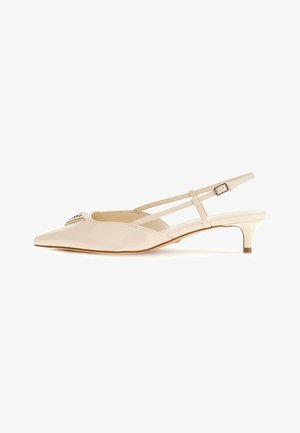 Scarpa slingback beige con punta affusolata e tacco basso, caratterizzata da una finitura lucida in vernice e due cinturini regolabili sulla parte superiore del piede.