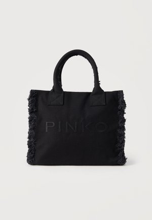 Bolsa tote de lona negra con bordes deshilachados y asas acolchadas, con el texto en relieve "PINKO" en el frente.