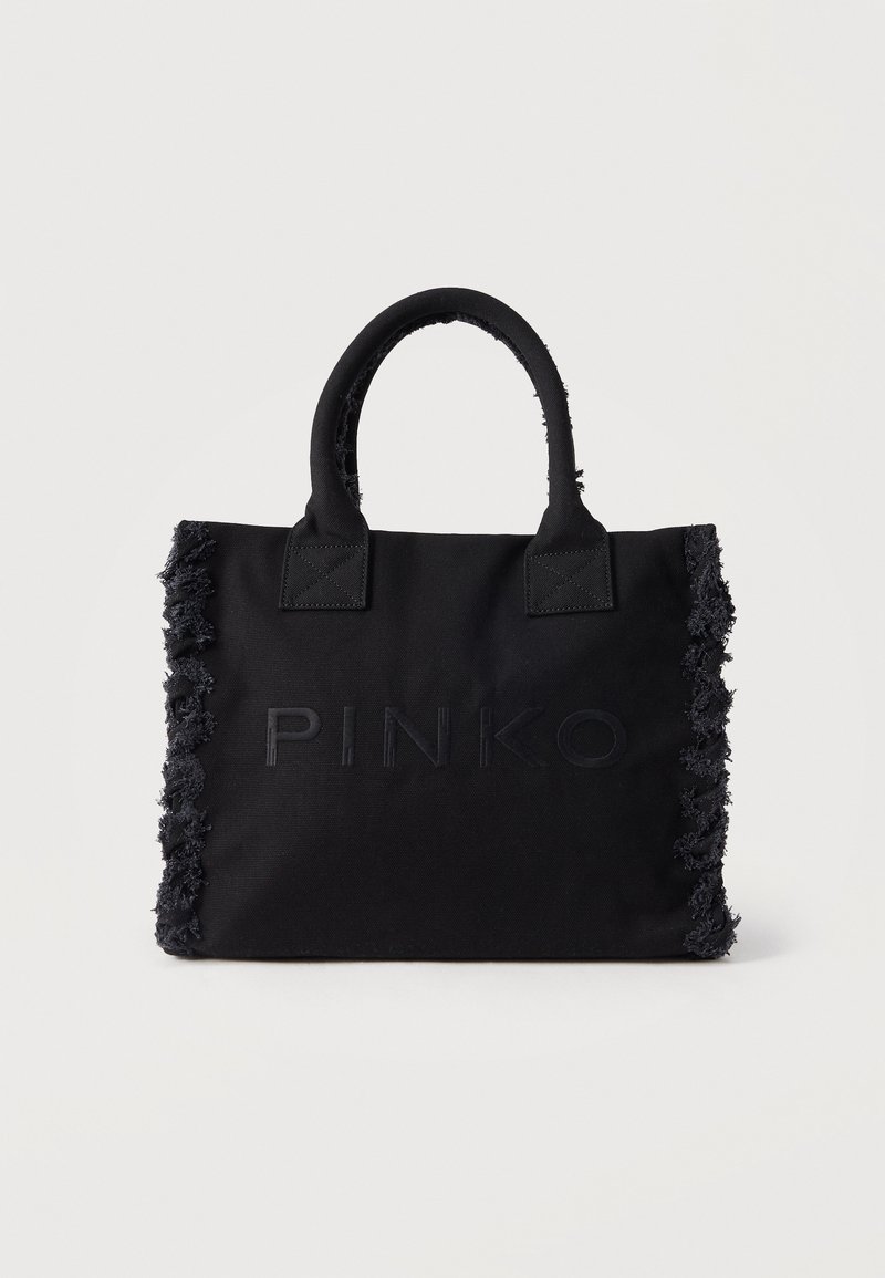 Sac fourre-tout en toile noire avec bords effilochés et poignées rembourrées, présentant le texte embossé "PINKO" à l'avant.