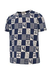 Marinblå och krämfärgad kortärmad T-shirt med rutmönster som inkluderar siffror, ränder och logotyper, tillverkad av mjukt bomullsmaterial.