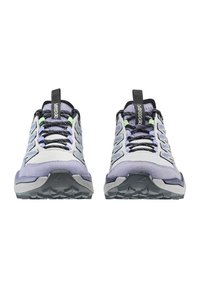 Scarpe da trail con tomaia in tessuto grigia e lavanda, lacci neri, dettagli verdi e suola grigia robusta. Presenta un'asola sul retro.