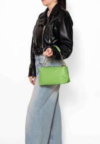 Borsa a tracolla di pelle verde con design strutturato, presenta una tracolla a catena smontabile e chiusura con zip; texture liscia e finitura opaca.