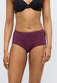 Μπορντό βαμβακερό εσώρουχο hipster με λεία υφή και δαντέλα στη μέση, σε συνδυασμό με μαύρο στηθόδεσμο με ενίσχυση.