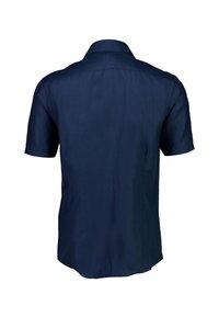 Camisa de manga corta color marino con una textura suave, cuello abotonado y dobladillo recto. Presenta detalles de costura mínimos.