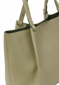 Sac en cuir en vert olive doux, surface texturée, double poignées, ouvert en haut, design minimal sans matériel ni accents visibles.