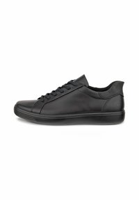 Sneaker in pelle nera con finitura liscia, punta arrotondata, lacci piatti e suola in gomma con sottili scanalature orizzontali.
