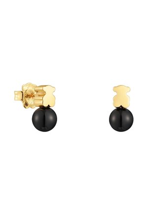Złote kolczyki na sztyft z małymi misiówkami trzymającymi gładkie czarne, okrągłe koraliki na białym tle.